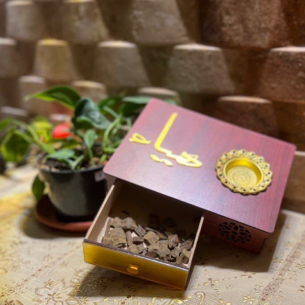 مبخرة بشكل مميز مع كتابه بالاكريلك وحرف مع صندوق حافظه للبخور وقاعده ارضية